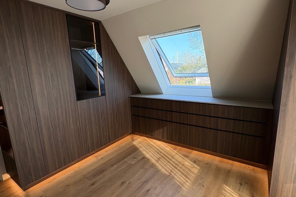 Einbauschrank nach Maß, bündig eingepasst von HDE Vertriebs GmbH