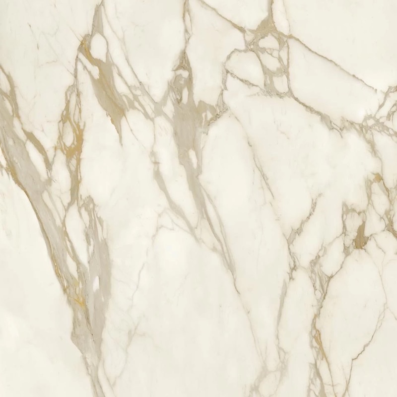 Plattendekor Calacatta Gold: weißer Grund mit kräftigen goldbraunen und grauen Adern